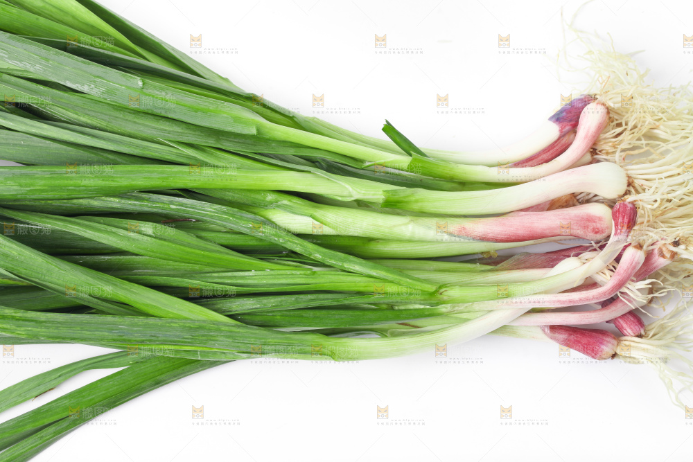 白底上放着蒜苗
