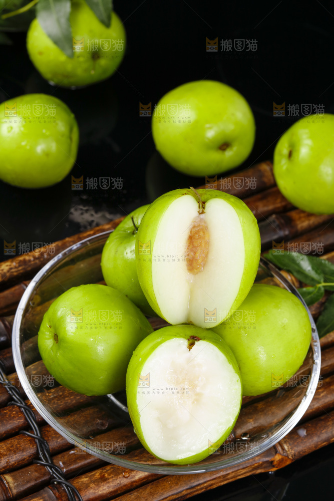 盘子里装着云南牛奶大青枣