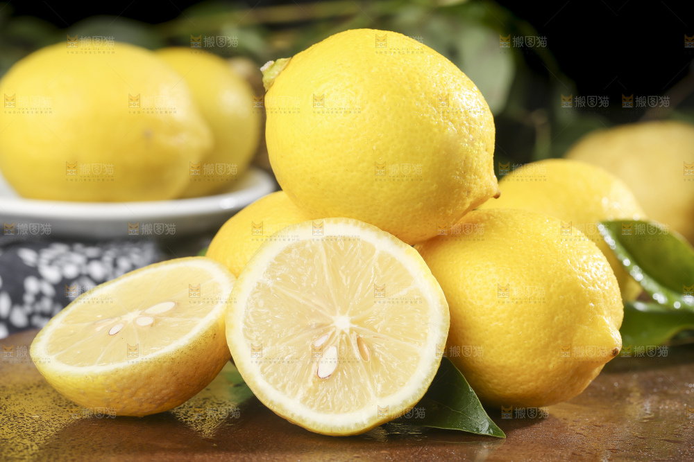 木底上的柠檬果