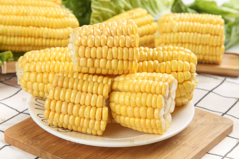 木板上的玉米棒