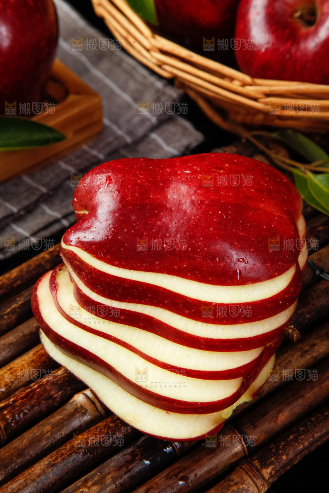 竹底上的新鲜花牛苹果