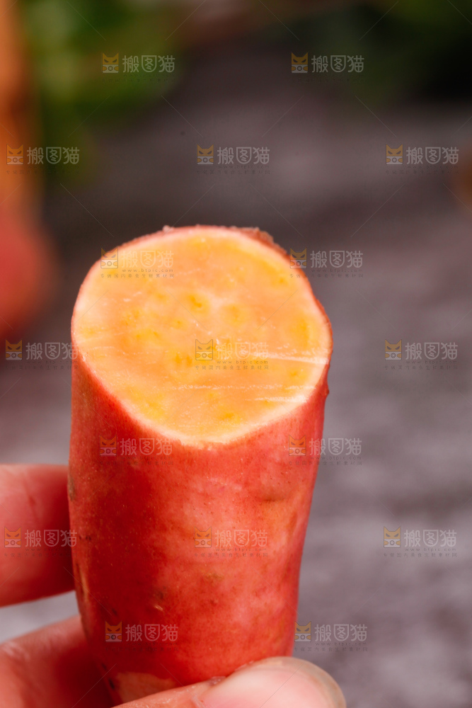 手上拿着小蜜薯