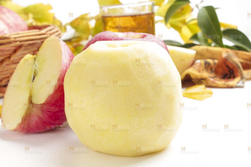 浅底上的红富士苹果