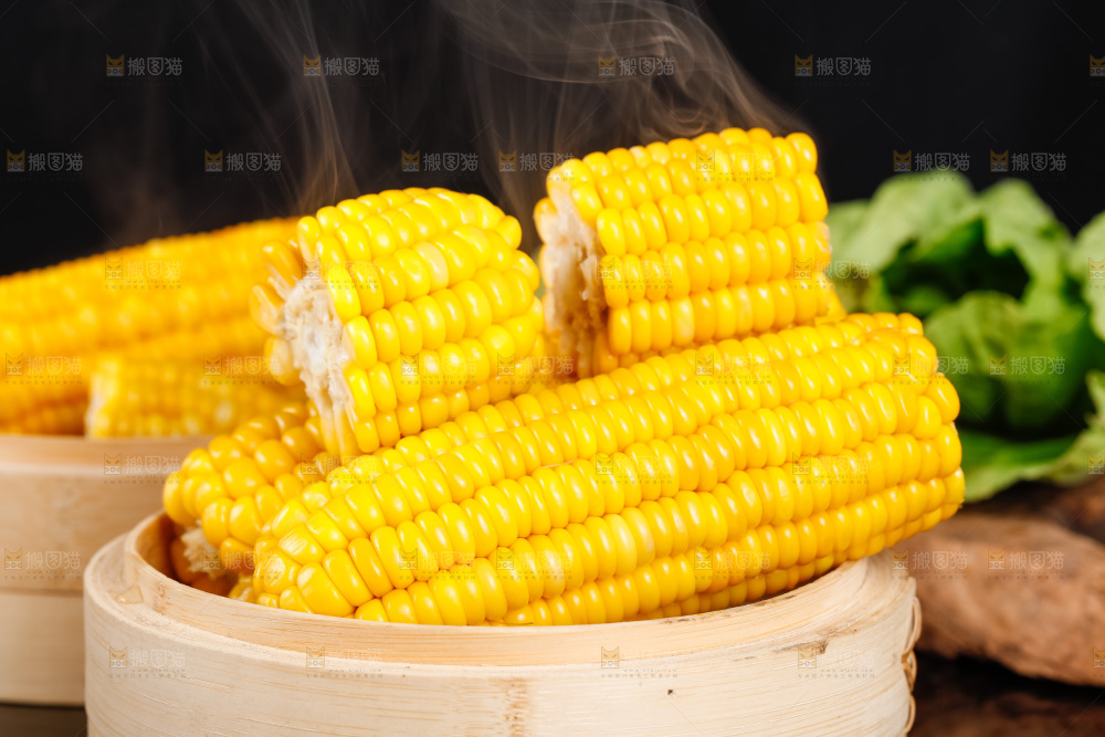 蒸笼里装着玉米棒