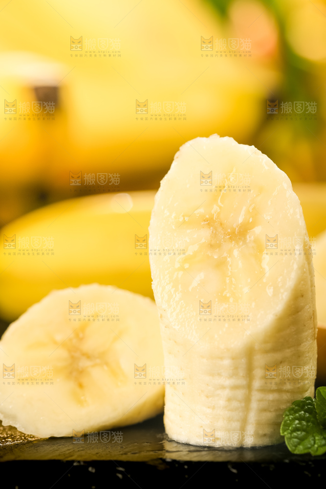 黑石板上放着高山甜香蕉