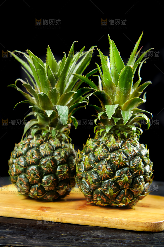 木底上的泰国小菠萝