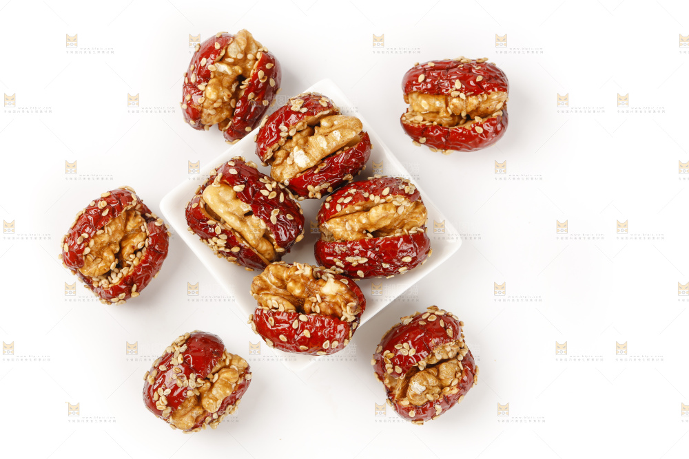 碟子里装着夹心枣