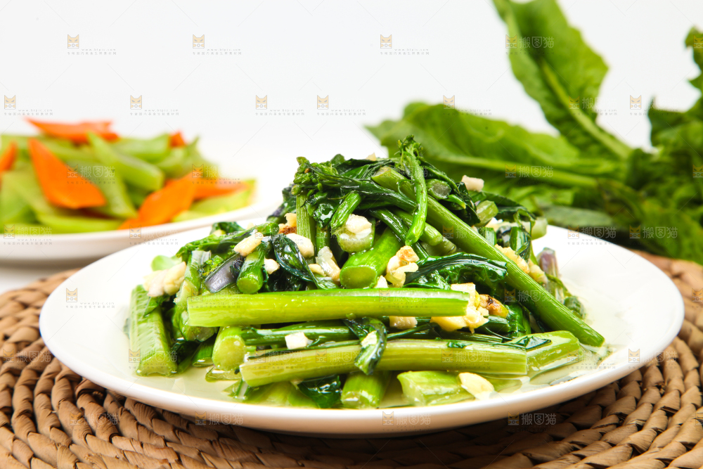 盘子里装着炒菜薹