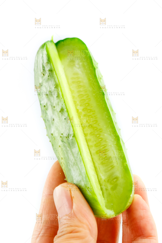 白底上放着小黄瓜