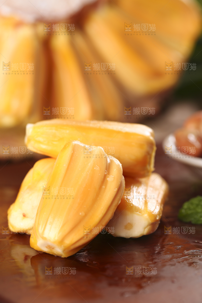 木板上的越南红心菠萝蜜