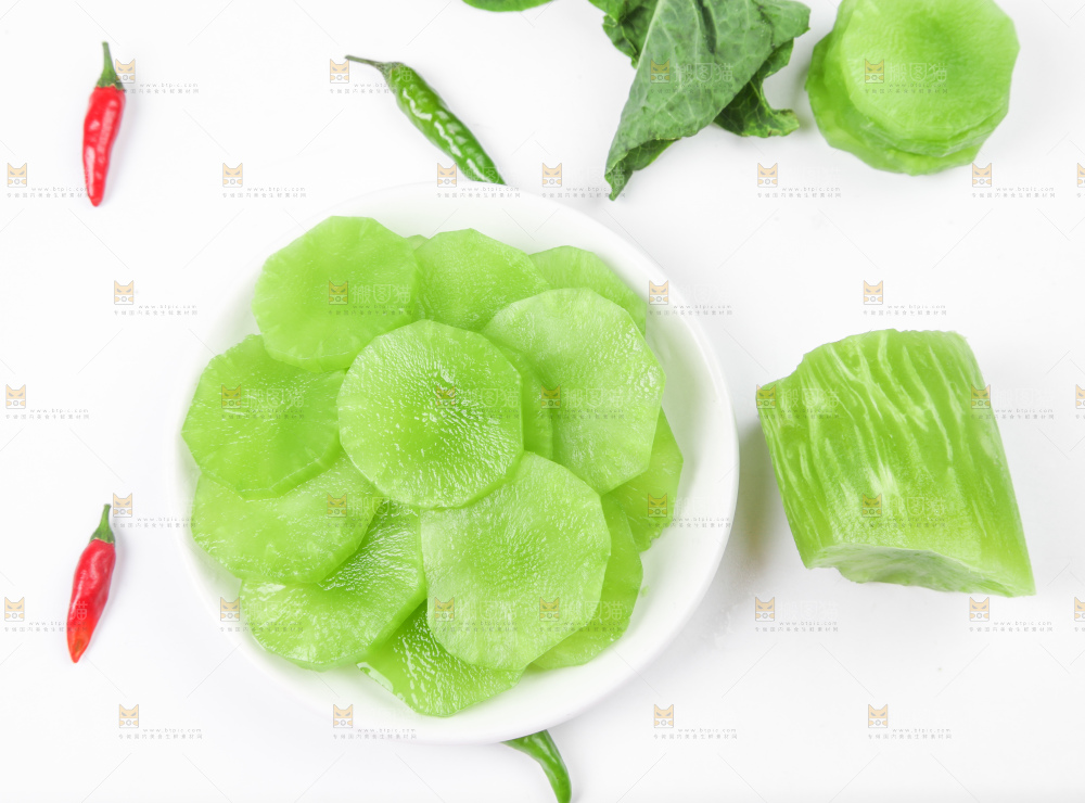 白底上摆放着莴苣