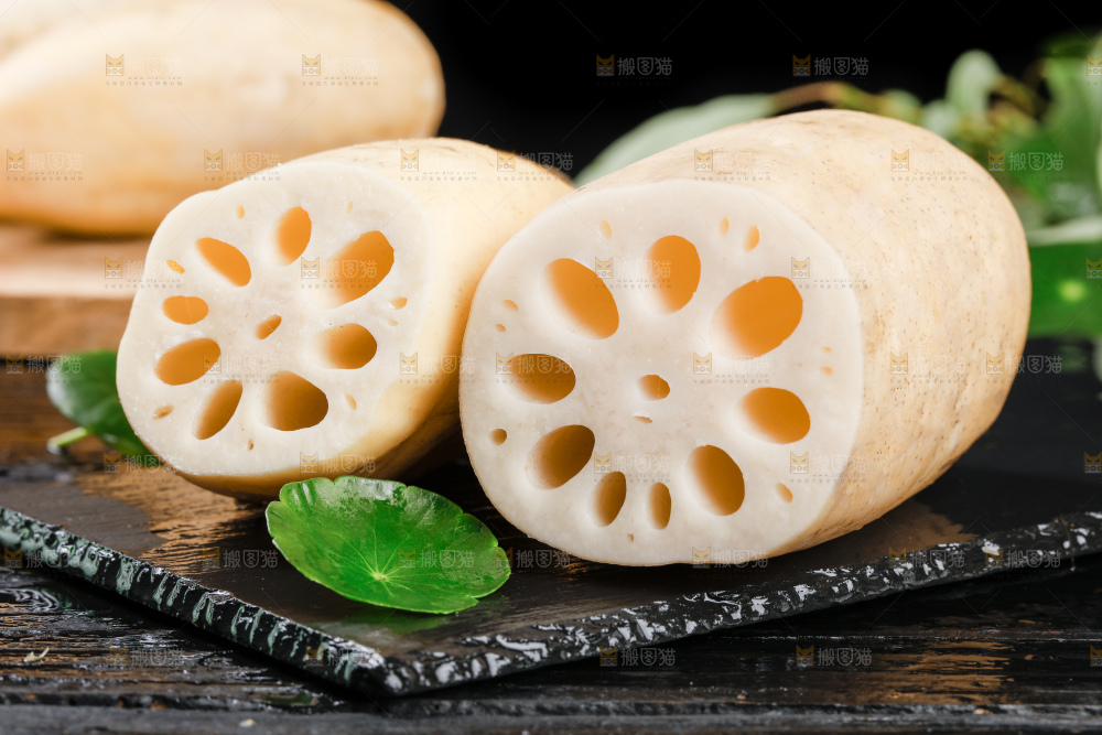 黑石板上放着新鲜莲藕