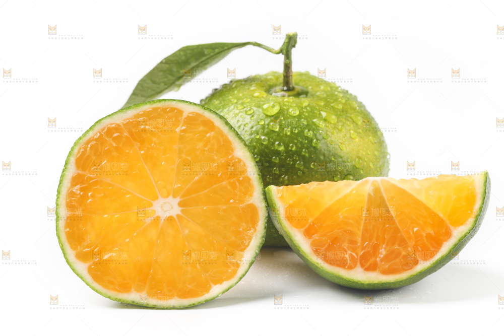 白底上摆放着青皮蜜橘