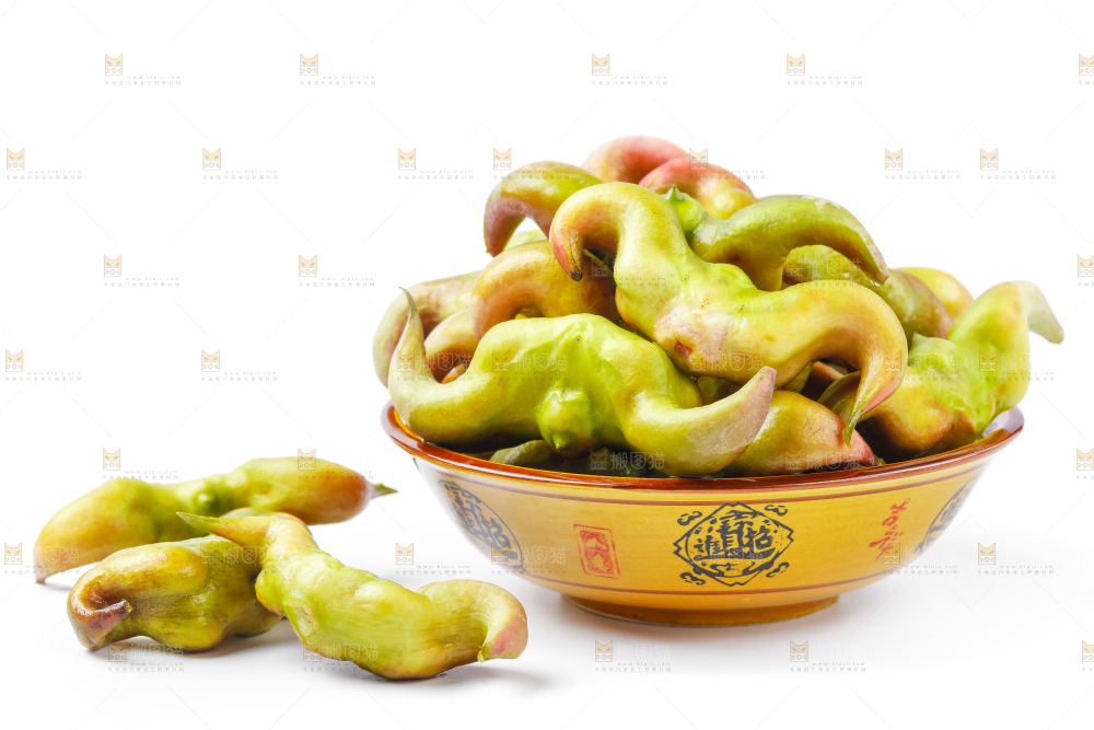 盘子里装着新鲜菱角