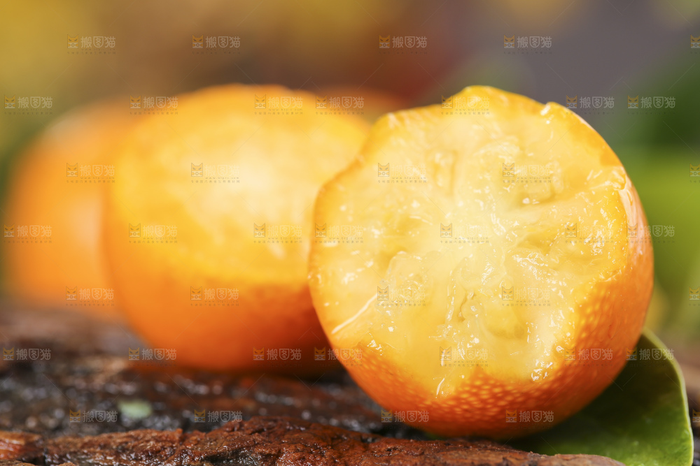 木底上放着新鲜金钱桔