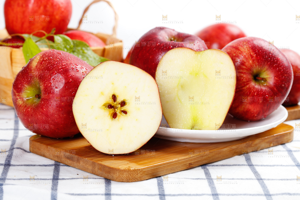 盘子里装着天水花牛苹果