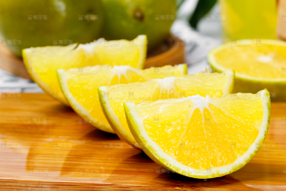 木板上放着褚橙
