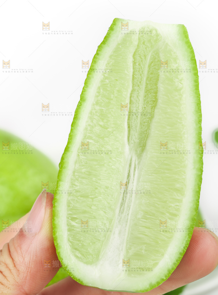 手里拿着新鲜香水柠檬