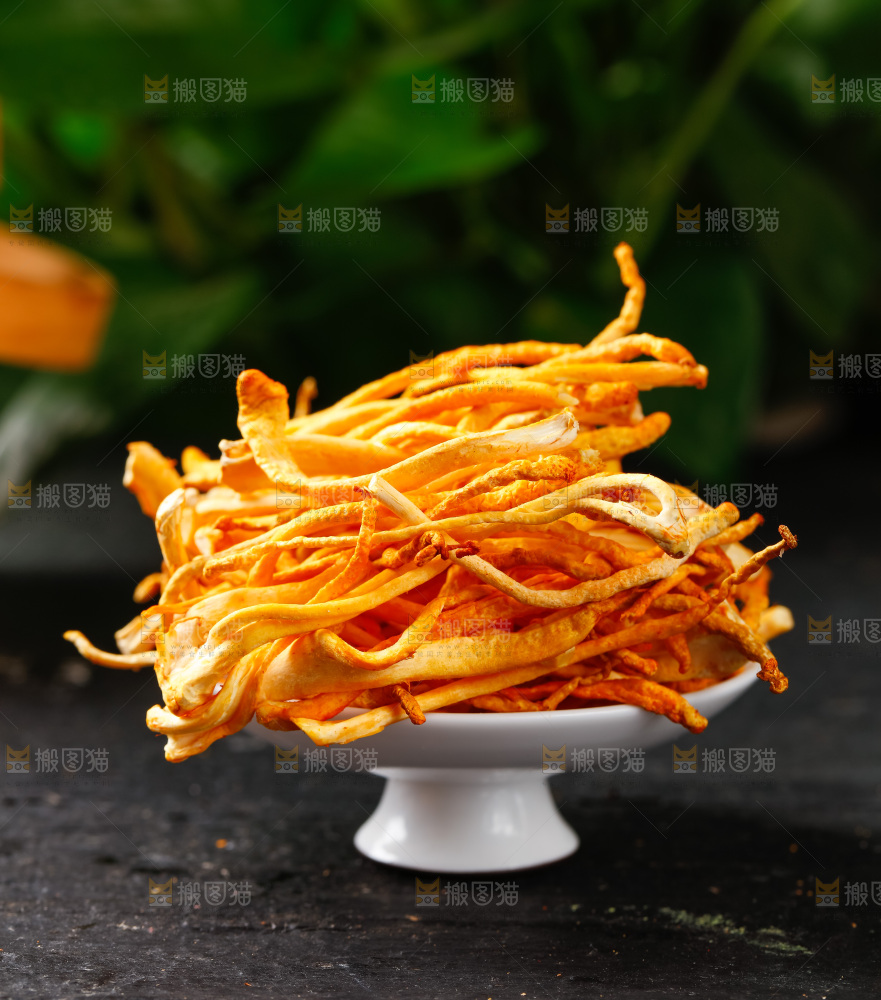 深底上的虫草花