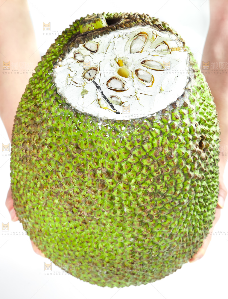 手里抱着新鲜菠萝蜜