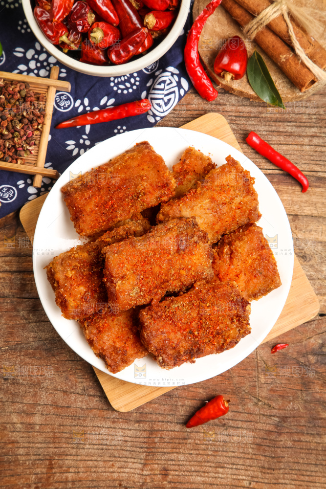 盘子里装着香酥带鱼