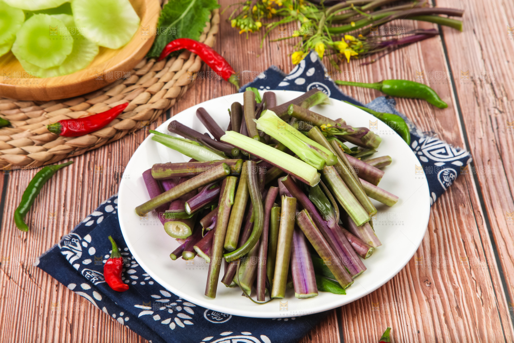 盘子里装着紫菜薹