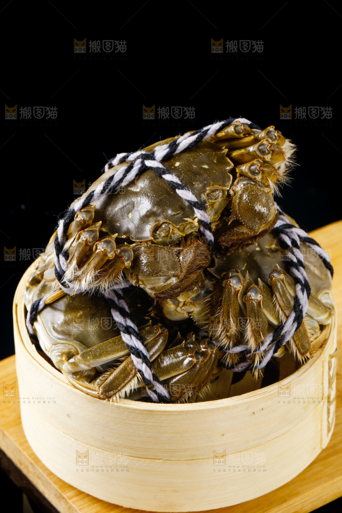 木板上的阳澄湖大闸蟹
