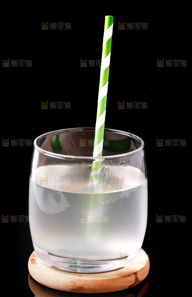 杯子里装着椰子汁