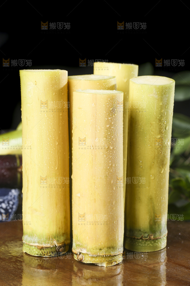 木板上放着白玉甘蔗