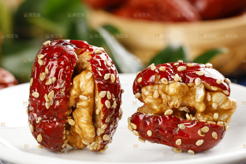 花布底上放着新疆枣夹核桃