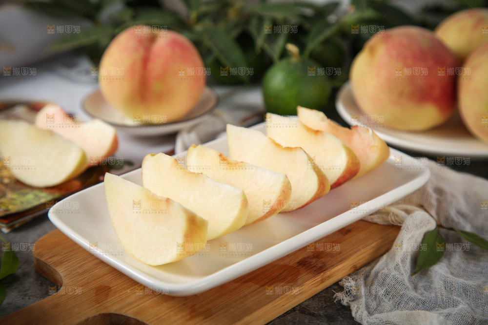 木板上放着一盘毛桃