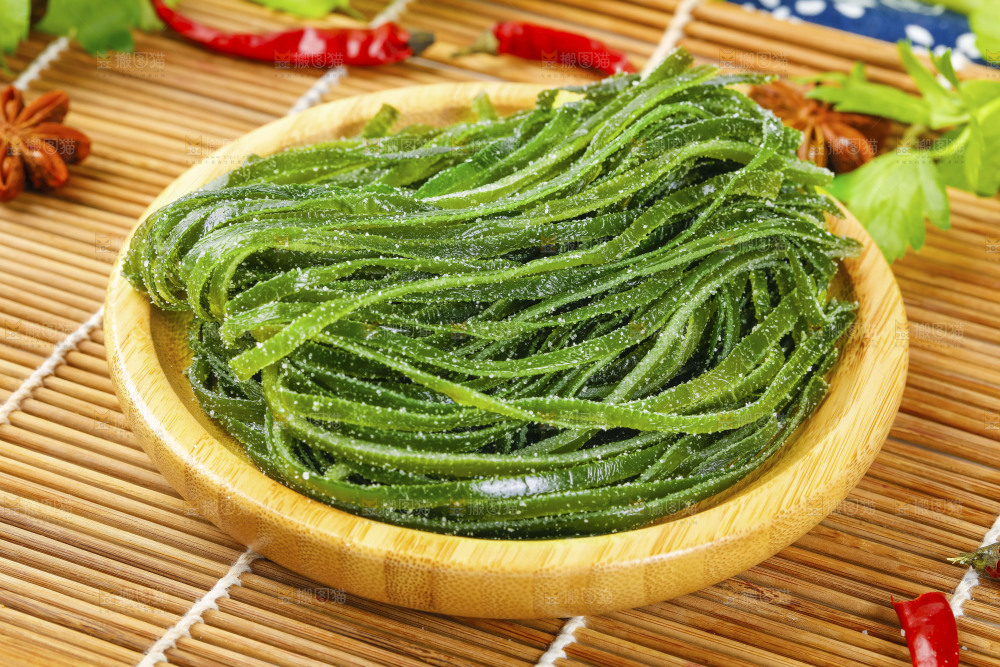 竹底上放着昆布丝