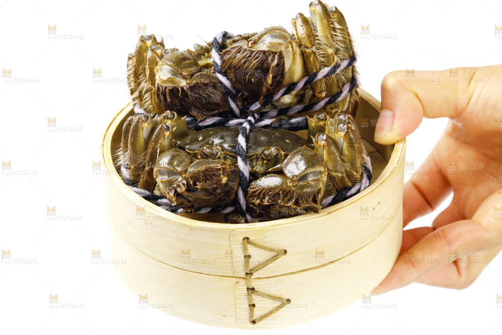 手里拿着鲜活螃蟹