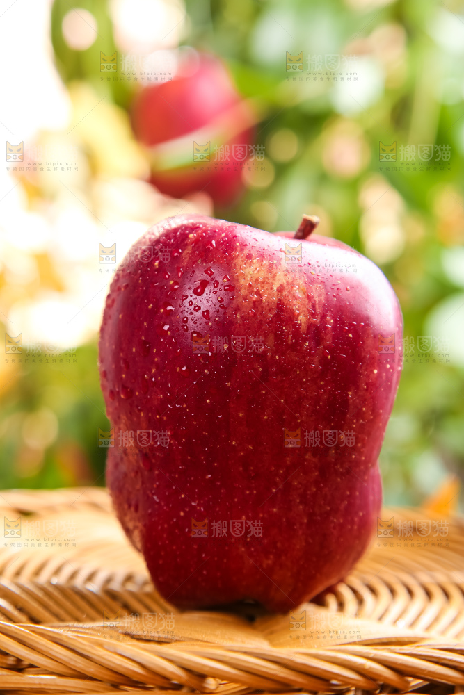 篮子上放着地厘蛇果