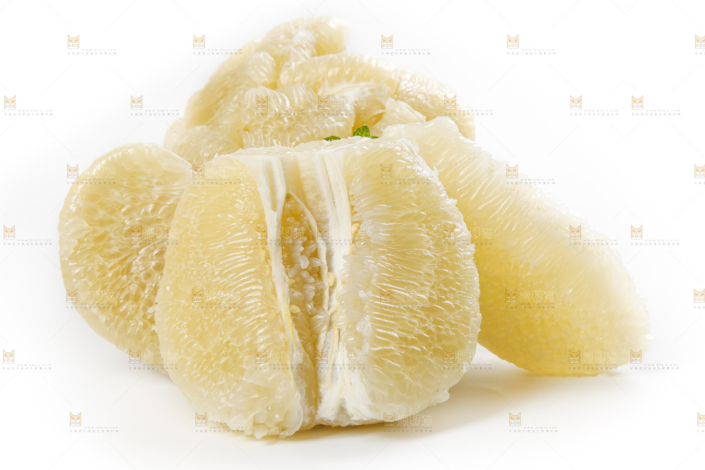 白底上摆放着新鲜柚子