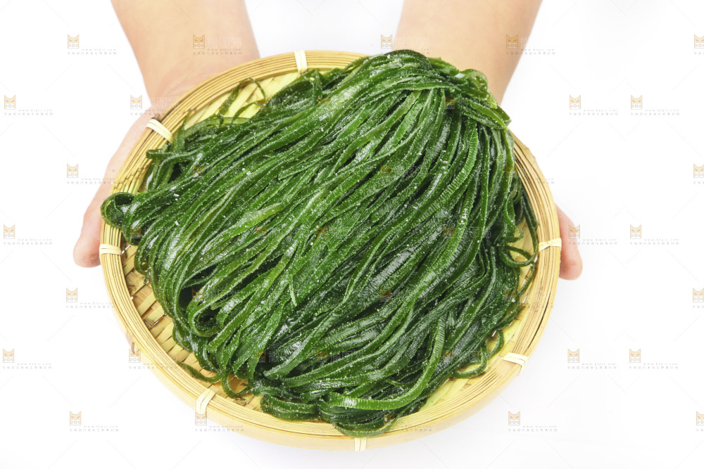 白底上的盐渍海带丝
