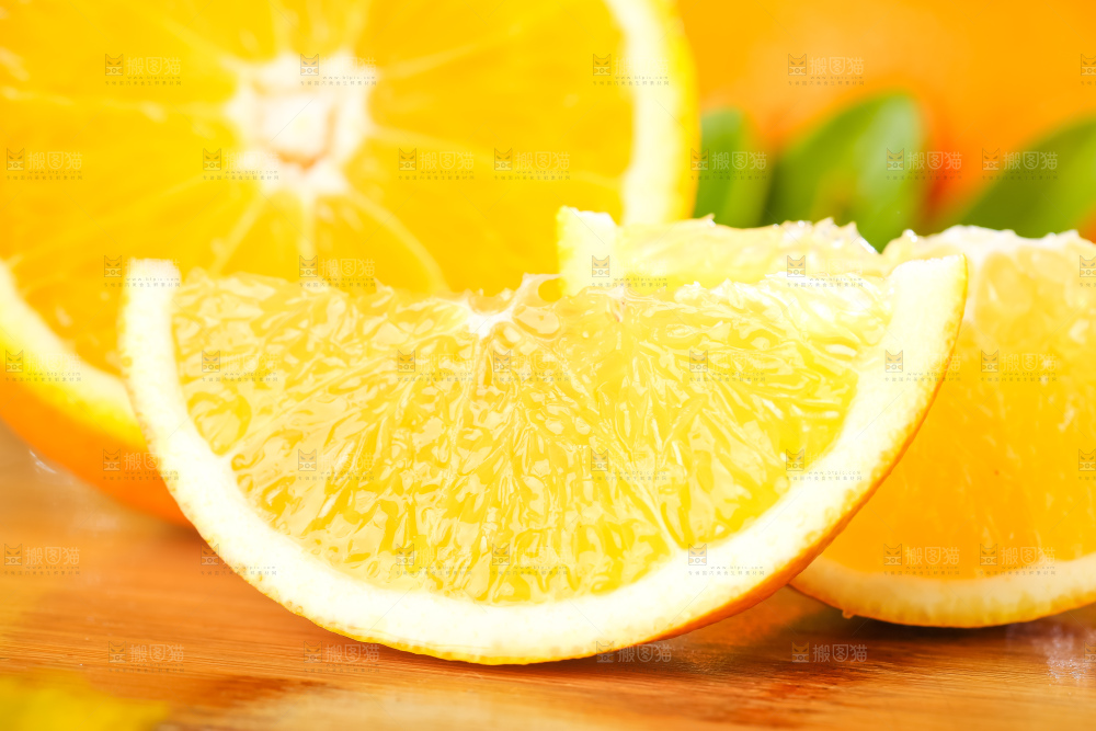黄木板上的赣南脐橙