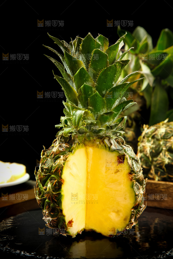 盘子里的新鲜小菠萝