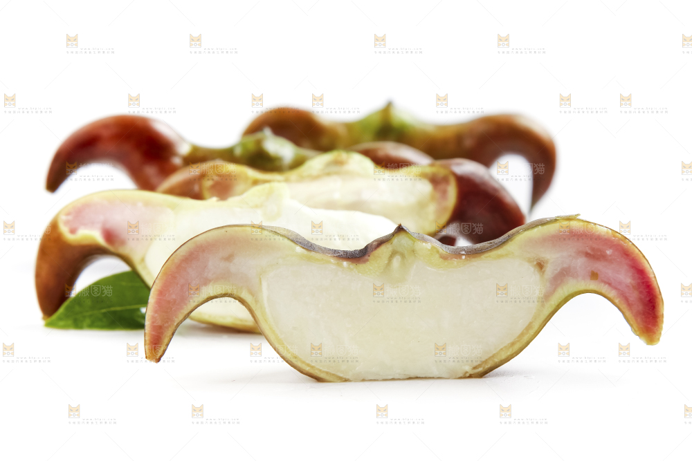 白底上的新鲜菱角