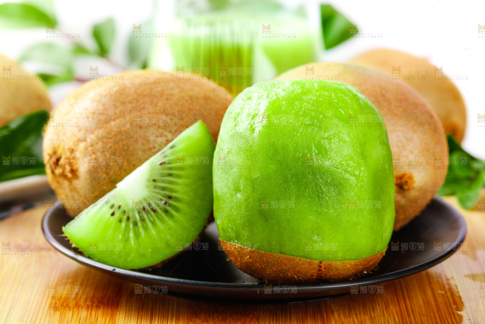 木板上放着一盘陕西猕猴桃