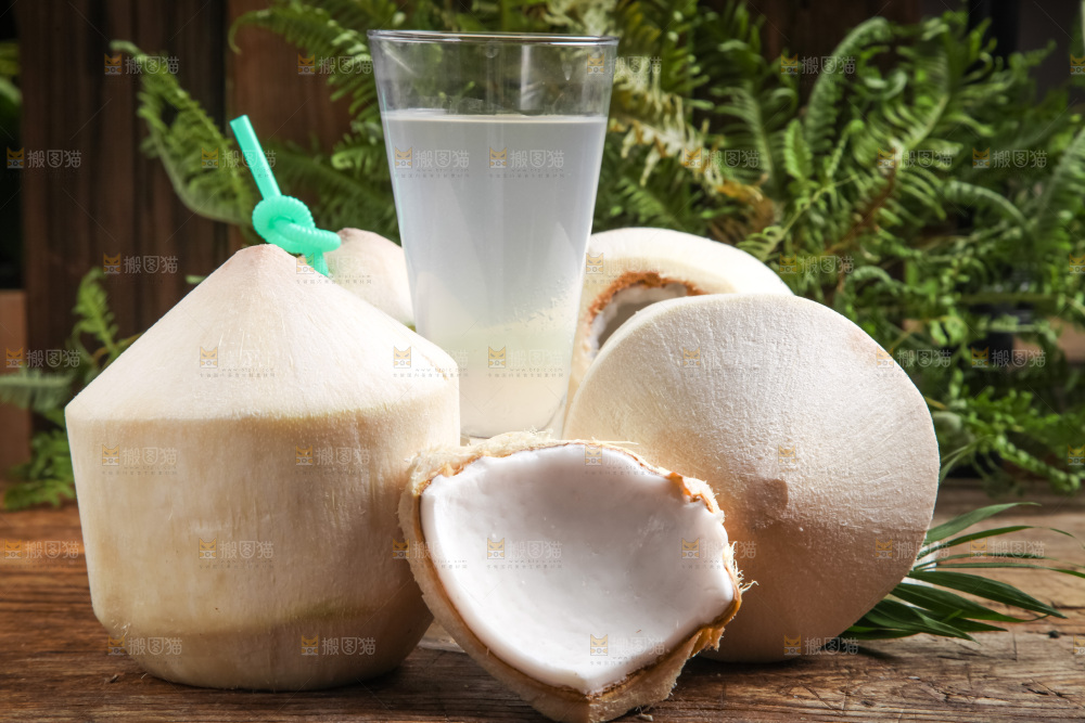 杯子里装着椰子汁