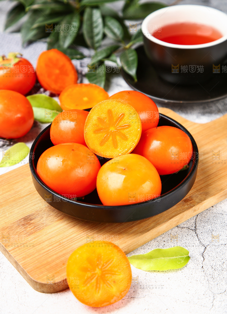 盘子里装着水晶柿子