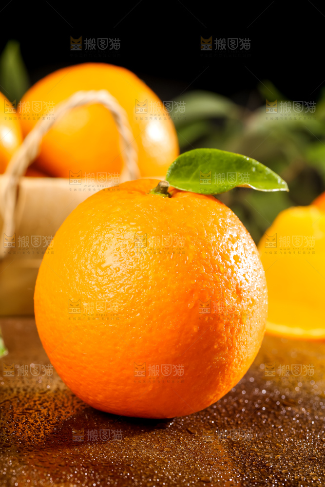 黄板子上的脐橙