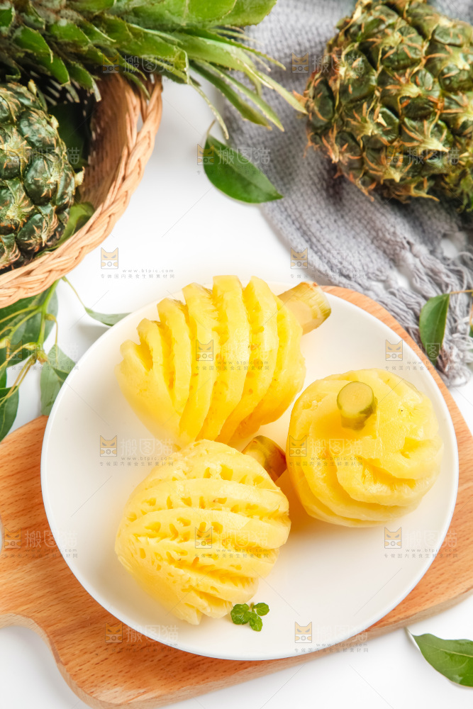 盘子里的泰国香水小菠萝