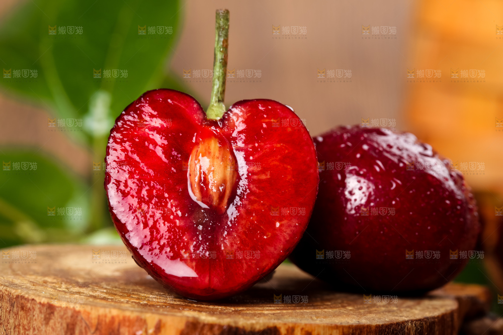 木板上的山东烟台车厘子