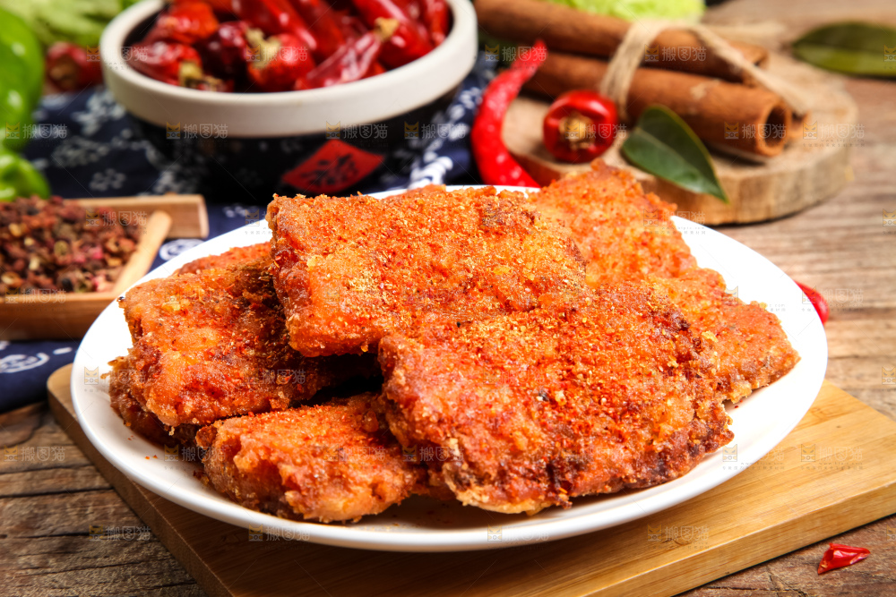 盘子里装着香酥带鱼