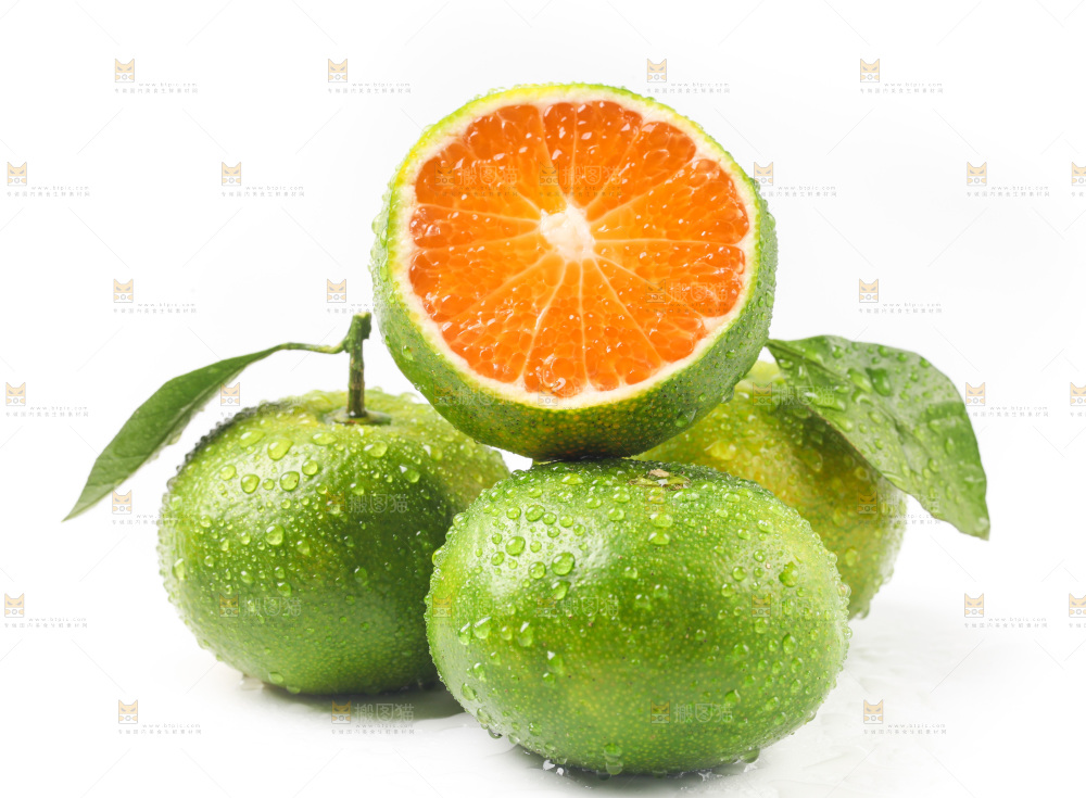白底上摆放着青皮蜜橘