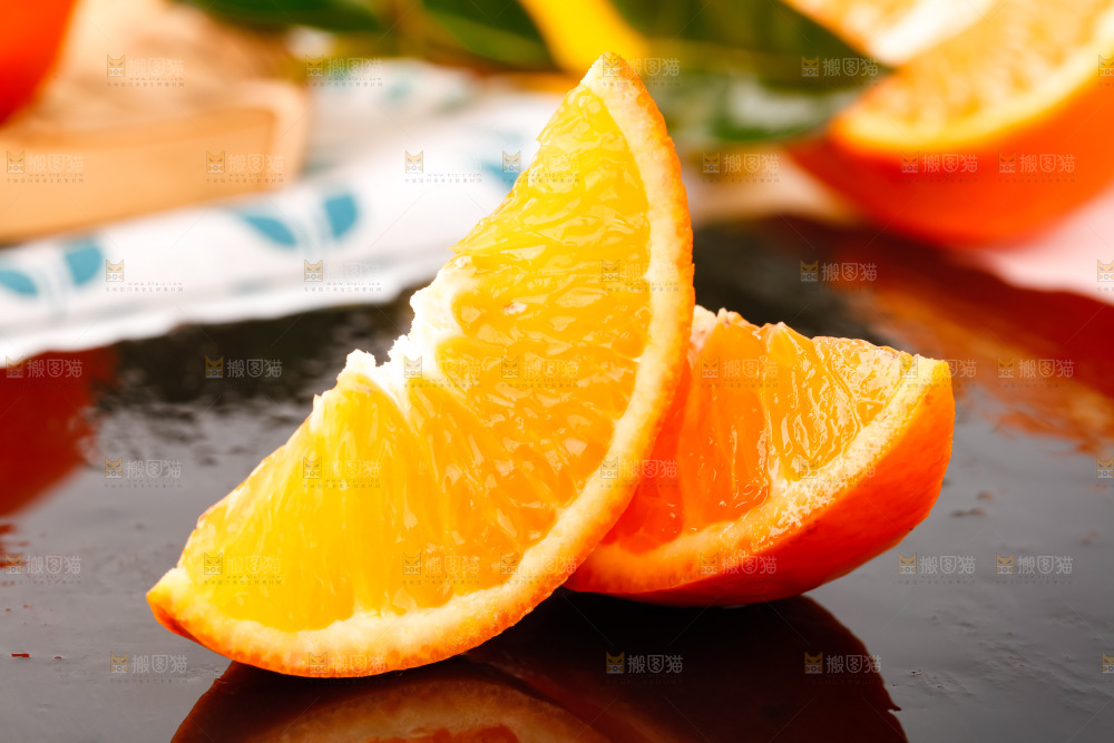 黑石板上的橘柑