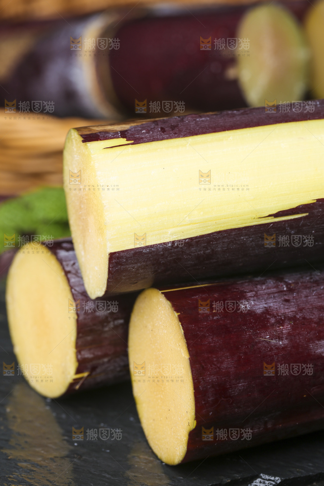 石板上放着广西黑皮甘蔗