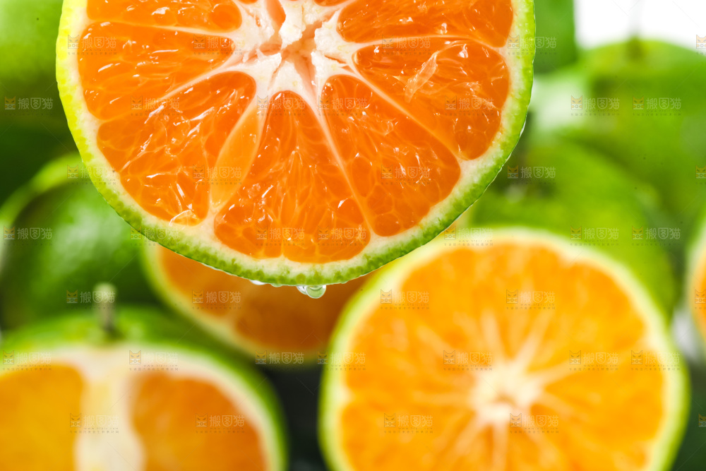 白底上摆放着青皮蜜橘